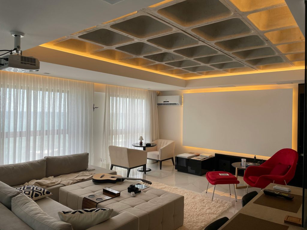 Akustikdecken für das Kinozimmer – worauf ist beim Kauf zu achten?