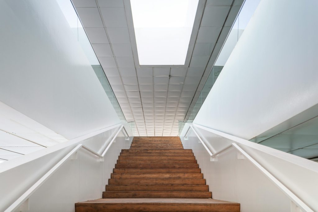 Spanndecken im Innenraum: Wie werten sie Badezimmer, Küche und Wohnzimmer optisch auf?